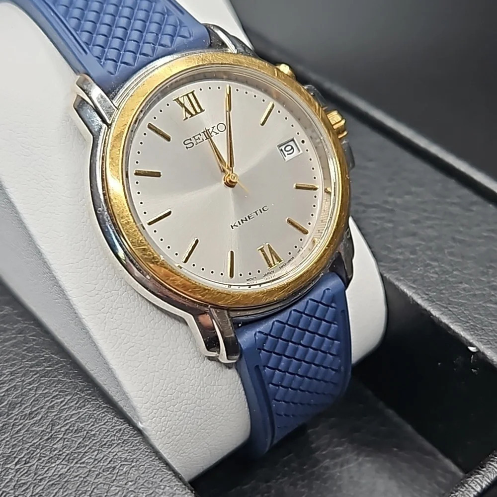 Seiko Kinetic quartz watch with navy blue rubber bracelet